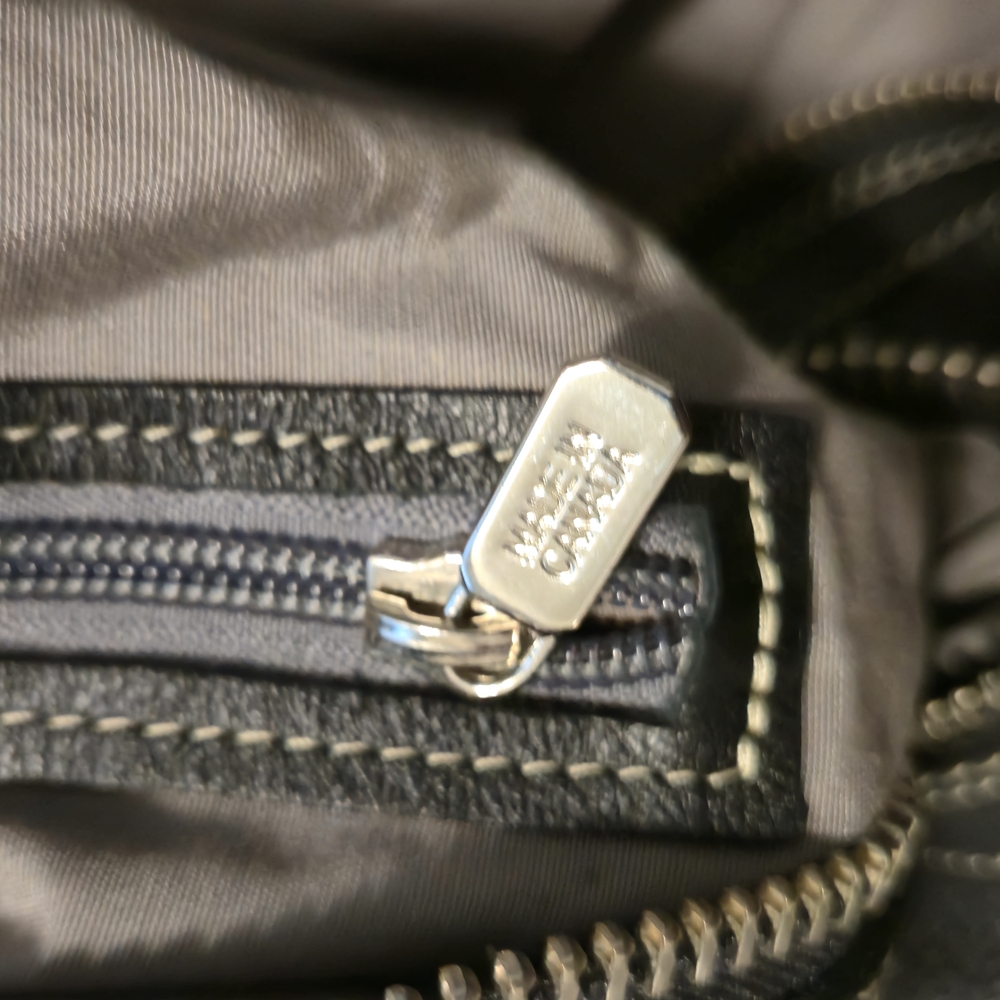 Roots Black Leather Banff Duffle Bag Small MADE IN CANADA ๐จ๐ฆ - Picture 4 of 7